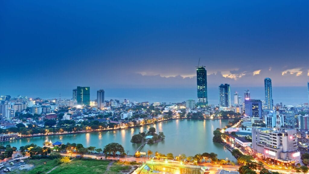 Skyline von Colombo bei Nacht