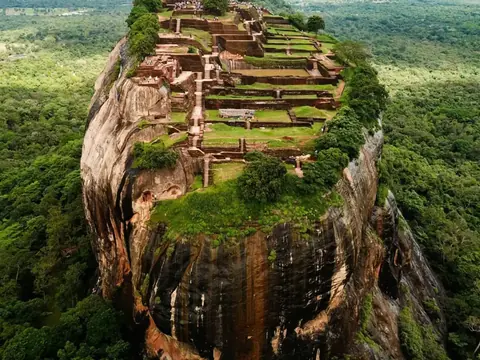 Löwenfelsen Sigiriya aus der Luft, Sri Lanka
