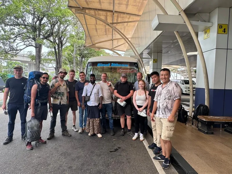 Professor Carsten Drebenstedt und seine Studierenden bei der Ankunft in Sri Lanka
