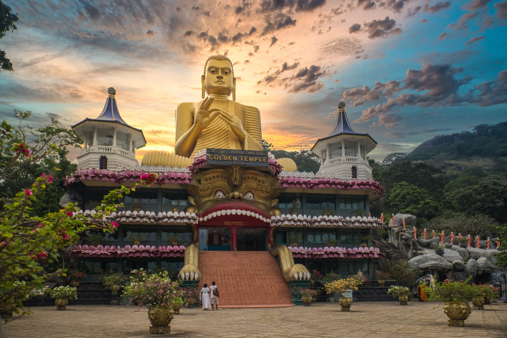 Goldener Tempel mit großer Buddha-Statue in Dambulla