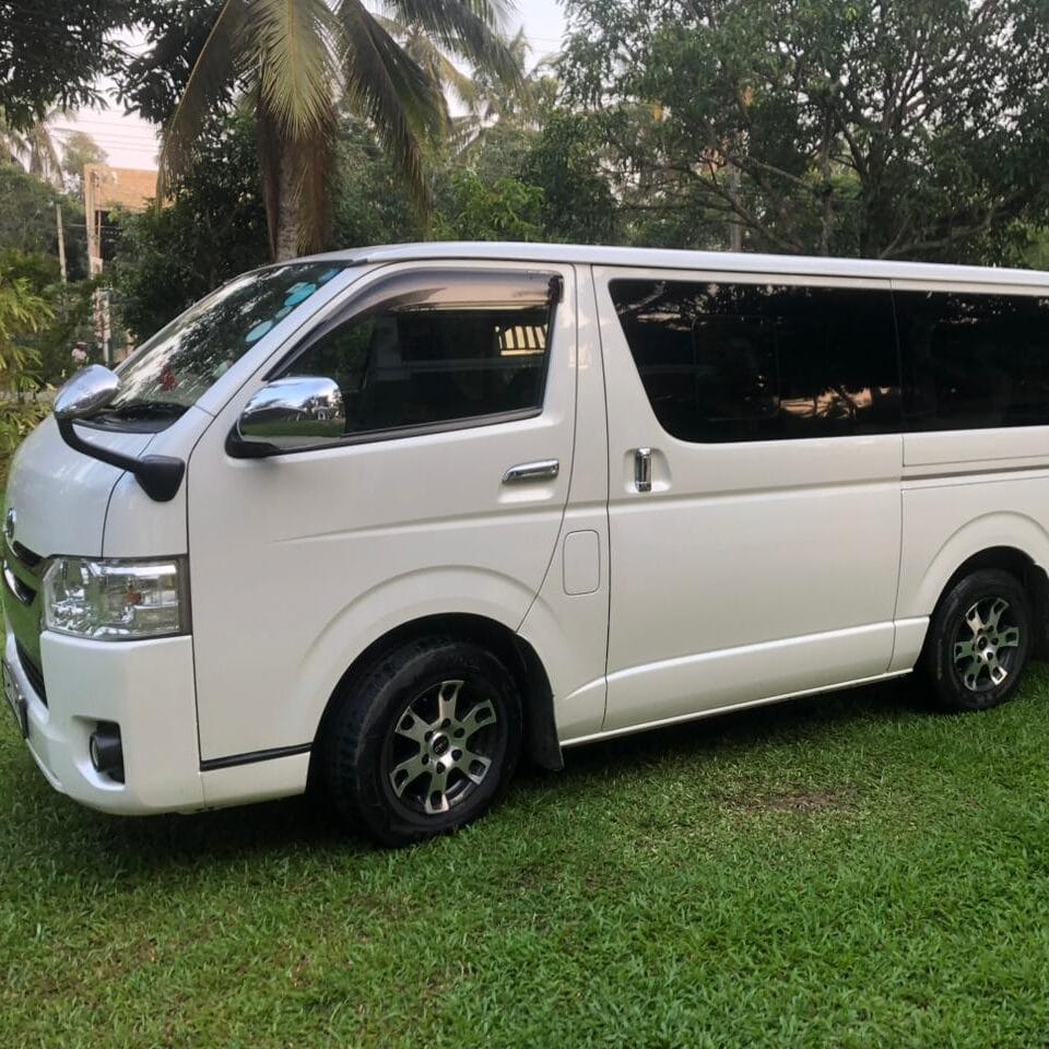 Klimatisierter Van für eine private Rundreise mit Fahrer-Guide in Sri Lanka