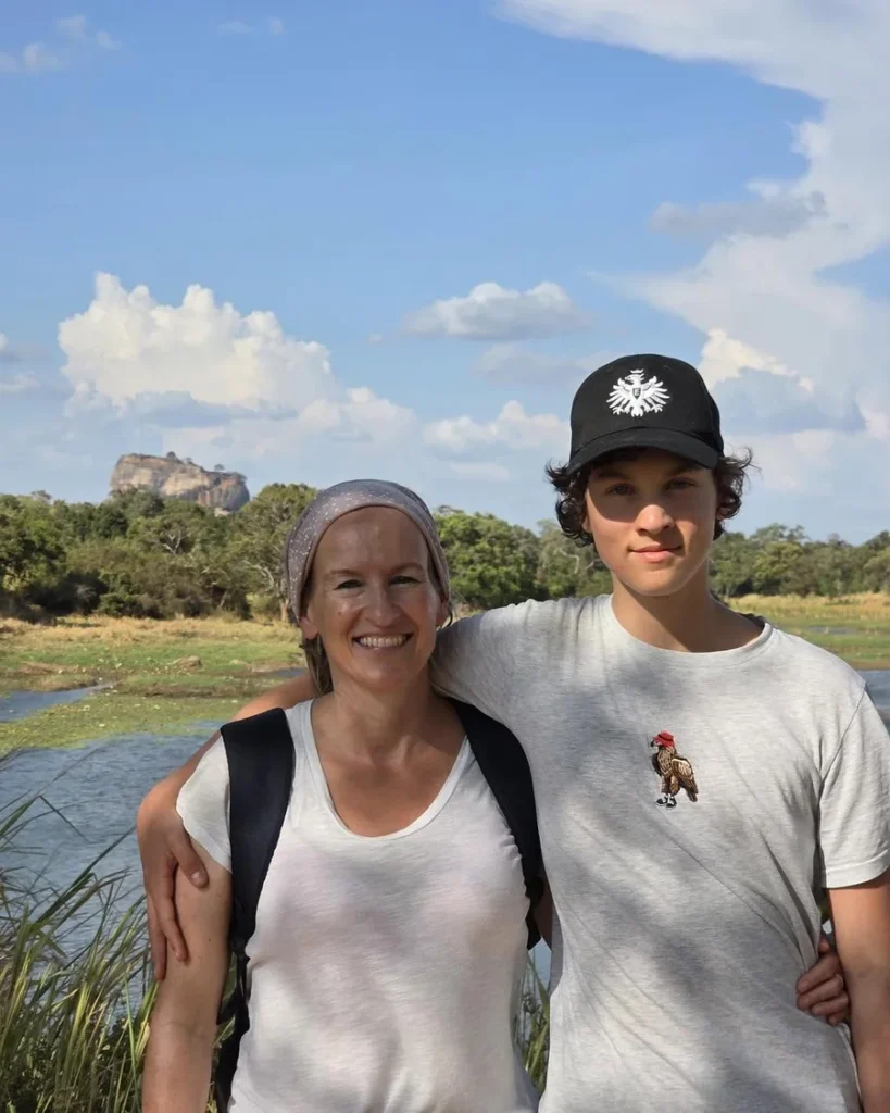 Zufriedene Urlauber vor dem Sigiriya-Felsen in Sri Lanka